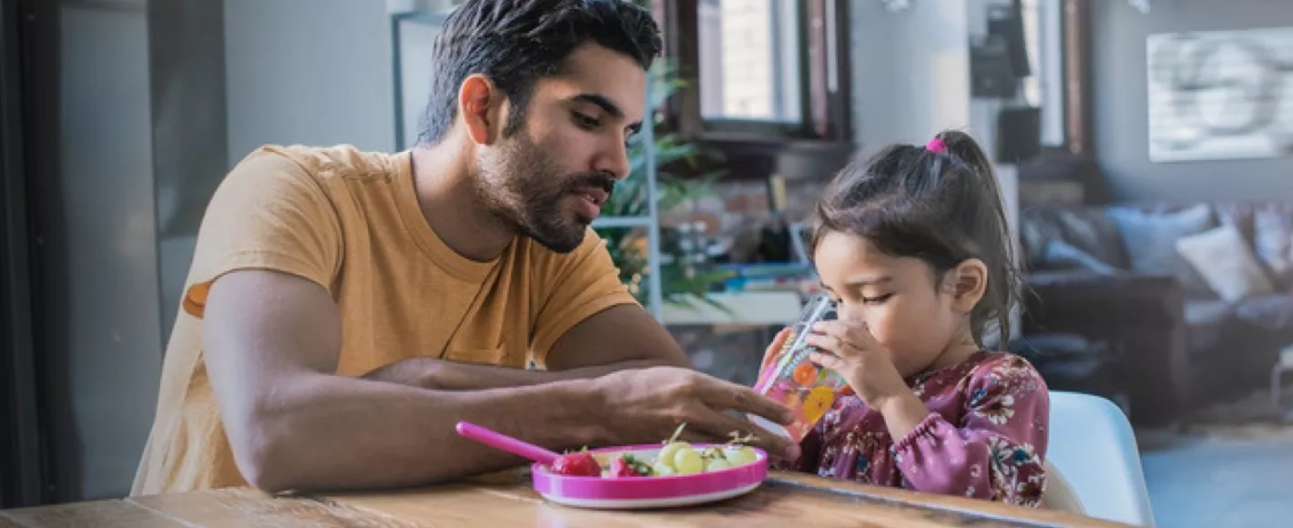 Padre e hija desayunando juntos