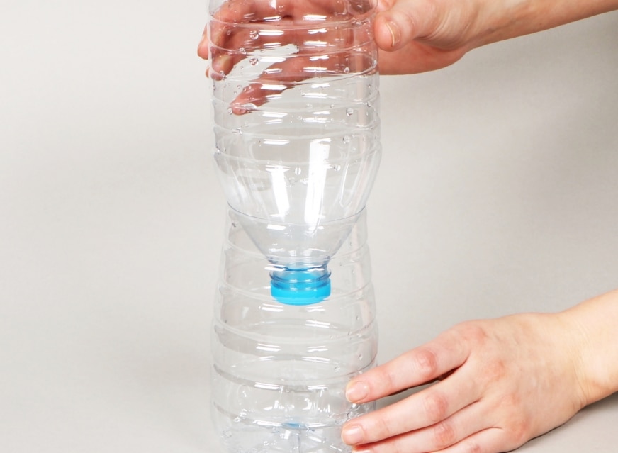 Inverser une bouteille d’eau découpée pour fabriquer une horloge hydraulique