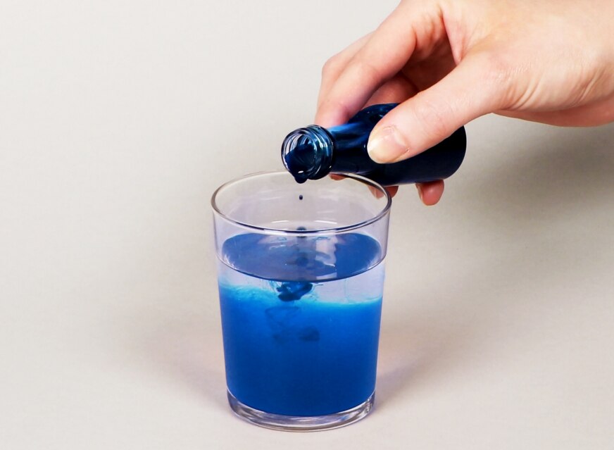 Coloration de l’eau avec du colorant alimentaire pour fabriquer une horloge hydraulique