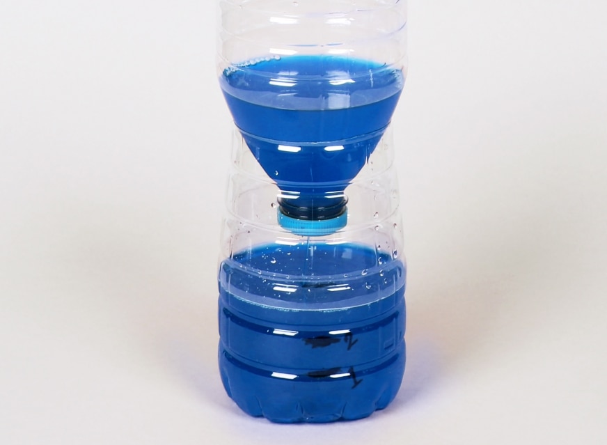 Horloge hydraulique terminée fabriquée à partir d'une bouteille en plastique usagée