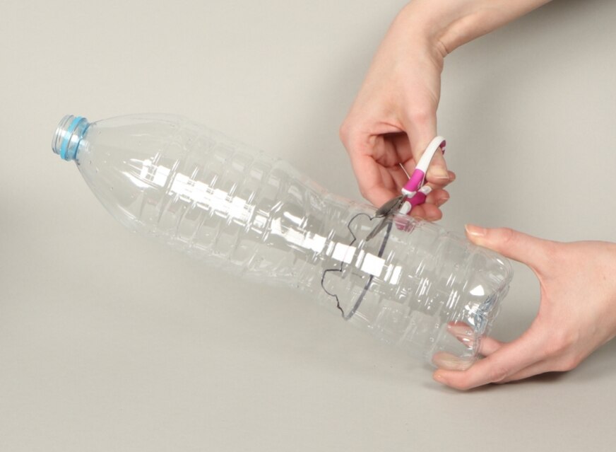 Découper la tête de l’ours polaire à l’aide d'une paire de ciseaux.